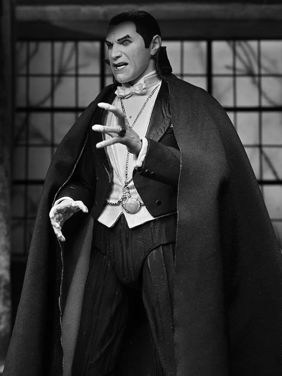 اکشن فیگور دراکولا NECA مدل Ultimate Transylvania سری Universal Monsters