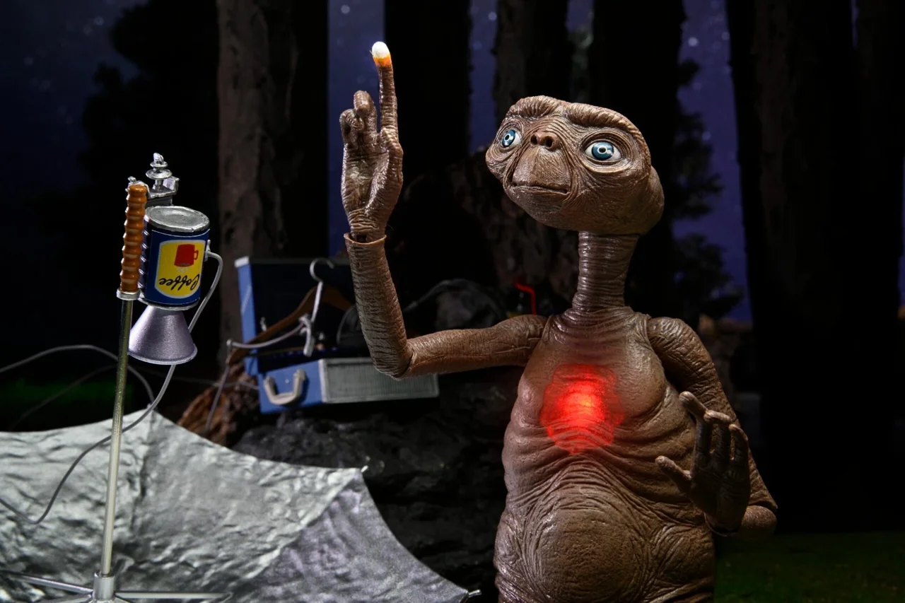 اکشن فیگور E.T برند NECA مدل Deluxe Ultimate با چراغ LED
